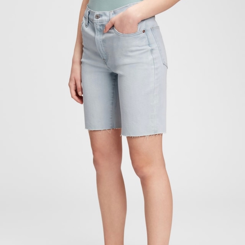 NWT GAP Mid Rise Relaxed Denim Bermuda Light Indigo Wash Raw Hem Shorts‎